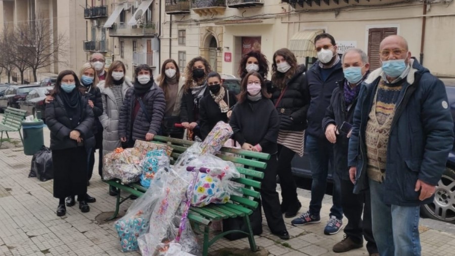 La Befana nel Quartiere, a Caltanissetta donati giocattoli e pacchi regalo a 40 bimbi 